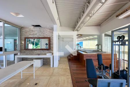 Casa à venda com 800m², 6 quartos e 5 vagas Casa à venda com 800m², 6 quartos e 5 vagasAcademia