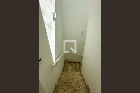 Casa à venda com 800m², 6 quartos e 5 vagas Casa à venda com 800m², 6 quartos e 5 vagasEscada 02