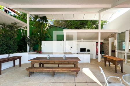 Casa à venda com 800m², 6 quartos e 5 vagas Casa à venda com 800m², 6 quartos e 5 vagasÁrea externa