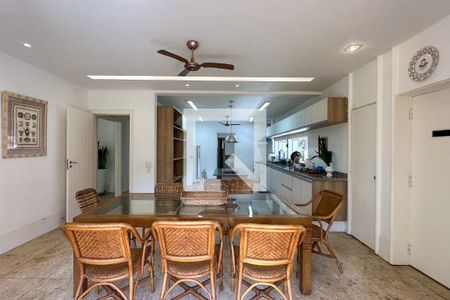 Casa à venda com 800m², 6 quartos e 5 vagas Casa à venda com 800m², 6 quartos e 5 vagasCozinha