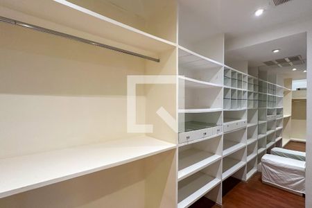 Casa à venda com 800m², 6 quartos e 5 vagas Casa à venda com 800m², 6 quartos e 5 vagasSuíte 4