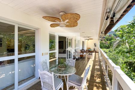 Casa à venda com 800m², 6 quartos e 5 vagas Casa à venda com 800m², 6 quartos e 5 vagasVaranda