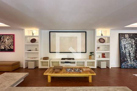 Casa à venda com 800m², 6 quartos e 5 vagas Casa à venda com 800m², 6 quartos e 5 vagasSala de Cinema