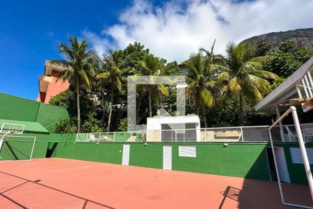 Casa à venda com 800m², 6 quartos e 5 vagas Casa à venda com 800m², 6 quartos e 5 vagasQuadra Esportiva