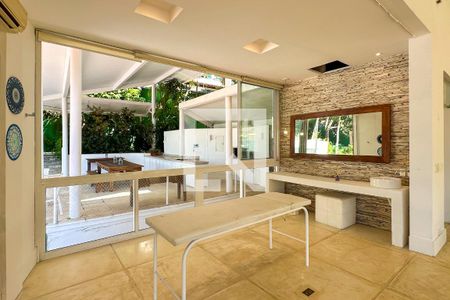 Casa à venda com 800m², 6 quartos e 5 vagas Casa à venda com 800m², 6 quartos e 5 vagasAcademia