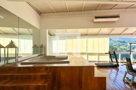 Casa à venda com 800m², 6 quartos e 5 vagas Casa à venda com 800m², 6 quartos e 5 vagasAcademia