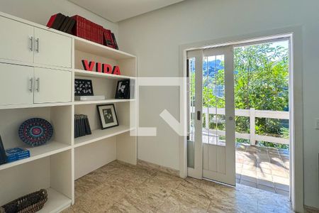 Casa à venda com 800m², 6 quartos e 5 vagas Casa à venda com 800m², 6 quartos e 5 vagasEscritório