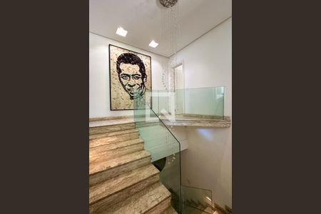 Casa à venda com 800m², 6 quartos e 5 vagas Casa à venda com 800m², 6 quartos e 5 vagasEscada 01