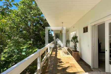 Casa à venda com 800m², 6 quartos e 5 vagas Casa à venda com 800m², 6 quartos e 5 vagasVaranda 02