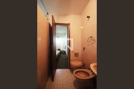 Casa à venda com 324m², 6 quartos e 3 vagasBanheiro da suíte 2