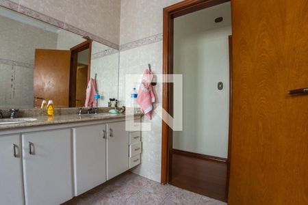 Casa à venda com 341m², 4 quartos e 4 vagasBanheiro da Suíte 2