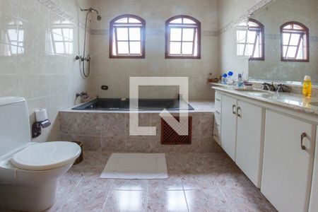 Casa à venda com 341m², 4 quartos e 4 vagasBanheiro da Suíte 2