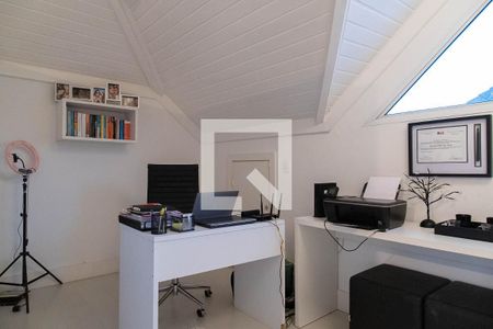 Casa de condomínio à venda com 280m², 4 quartos e 2 vagas Casa de condomínio à venda com 280m², 4 quartos e 2 vagasEscritório