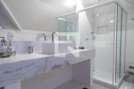 Casa de condomínio à venda com 280m², 4 quartos e 2 vagas Casa de condomínio à venda com 280m², 4 quartos e 2 vagasBanheiro da suíte 3