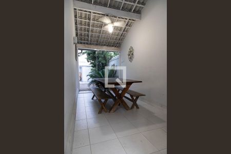 Casa de condomínio à venda com 280m², 4 quartos e 2 vagas Casa de condomínio à venda com 280m², 4 quartos e 2 vagasÁrea gourmet - churrasqueira