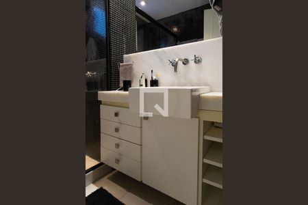 Casa de condomínio à venda com 280m², 4 quartos e 2 vagas Casa de condomínio à venda com 280m², 4 quartos e 2 vagasBanheiro da suíte 1