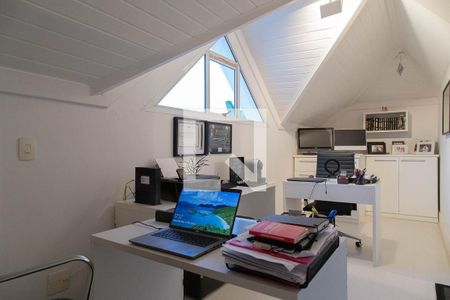 Casa de condomínio à venda com 280m², 4 quartos e 2 vagas Casa de condomínio à venda com 280m², 4 quartos e 2 vagasEscritório