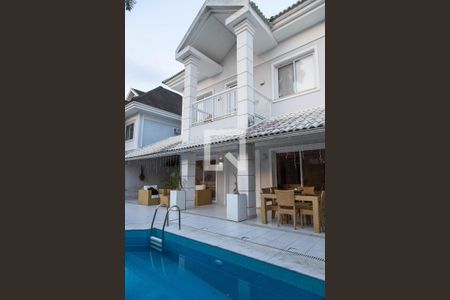 Casa de condomínio à venda com 280m², 4 quartos e 2 vagas Casa de condomínio à venda com 280m², 4 quartos e 2 vagasÁrea gourmet - piscina