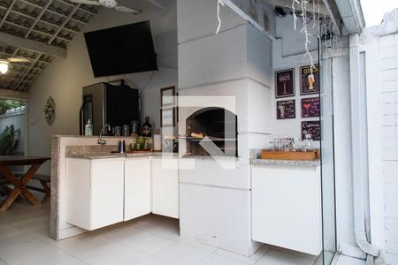 Casa de condomínio à venda com 280m², 4 quartos e 2 vagas Casa de condomínio à venda com 280m², 4 quartos e 2 vagasÁrea gourmet - churrasqueira