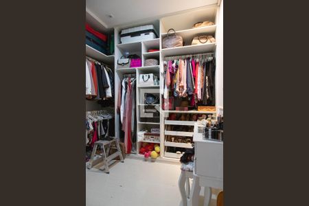 Casa de condomínio à venda com 280m², 4 quartos e 2 vagas Casa de condomínio à venda com 280m², 4 quartos e 2 vagasCloset da suíte master