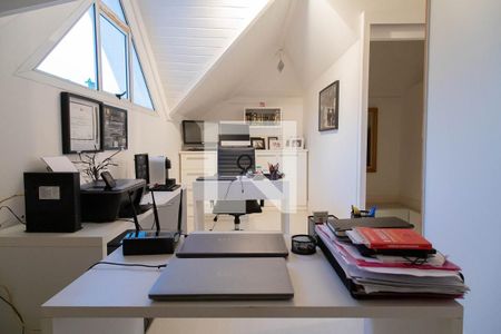 Casa de condomínio à venda com 280m², 4 quartos e 2 vagas Casa de condomínio à venda com 280m², 4 quartos e 2 vagasEscritório