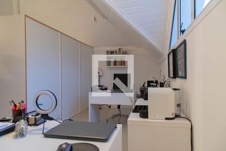 Casa de condomínio à venda com 280m², 4 quartos e 2 vagas Casa de condomínio à venda com 280m², 4 quartos e 2 vagasEscritório