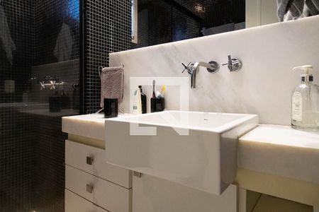 Casa de condomínio à venda com 280m², 4 quartos e 2 vagas Casa de condomínio à venda com 280m², 4 quartos e 2 vagasBanheiro da suíte 1