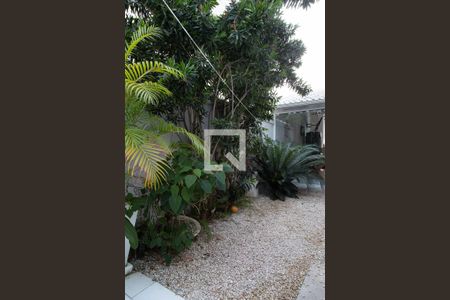 Casa de condomínio à venda com 280m², 4 quartos e 2 vagas Casa de condomínio à venda com 280m², 4 quartos e 2 vagasJardim lateral