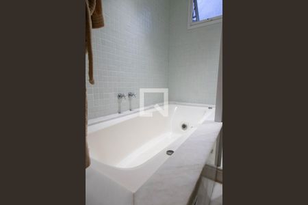 Casa de condomínio à venda com 280m², 4 quartos e 2 vagas Casa de condomínio à venda com 280m², 4 quartos e 2 vagasBanheiro 2 da suíte master - hidromassagem