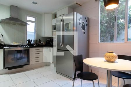 Casa de condomínio à venda com 280m², 4 quartos e 2 vagas Casa de condomínio à venda com 280m², 4 quartos e 2 vagasCozinha