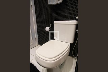 Casa de condomínio à venda com 280m², 4 quartos e 2 vagas Casa de condomínio à venda com 280m², 4 quartos e 2 vagasBanheiro da suíte 1