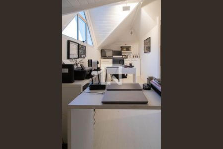 Casa de condomínio à venda com 280m², 4 quartos e 2 vagas Casa de condomínio à venda com 280m², 4 quartos e 2 vagasEscritório