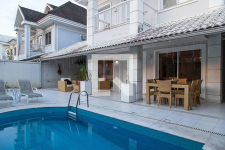 Casa de condomínio à venda com 280m², 4 quartos e 2 vagas Casa de condomínio à venda com 280m², 4 quartos e 2 vagasÁrea gourmet - piscina