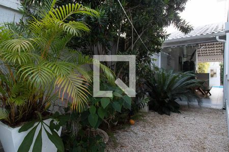 Casa de condomínio à venda com 280m², 4 quartos e 2 vagas Casa de condomínio à venda com 280m², 4 quartos e 2 vagasJardim lateral