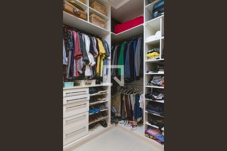 Casa de condomínio à venda com 280m², 4 quartos e 2 vagas Casa de condomínio à venda com 280m², 4 quartos e 2 vagasCloset da suíte master