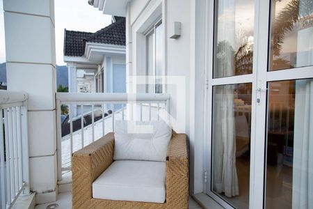 Casa de condomínio à venda com 280m², 4 quartos e 2 vagas Casa de condomínio à venda com 280m², 4 quartos e 2 vagasVaranda da suíte master