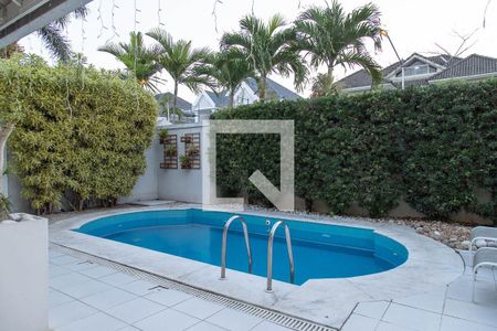 Casa de condomínio à venda com 280m², 4 quartos e 2 vagas Casa de condomínio à venda com 280m², 4 quartos e 2 vagasÁrea gourmet - piscina