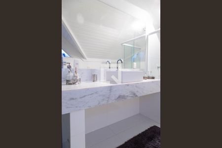 Casa de condomínio à venda com 280m², 4 quartos e 2 vagas Casa de condomínio à venda com 280m², 4 quartos e 2 vagasBanheiro da suíte 3