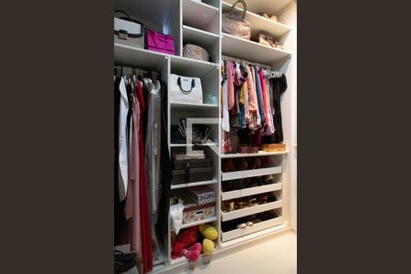 Casa de condomínio à venda com 280m², 4 quartos e 2 vagas Casa de condomínio à venda com 280m², 4 quartos e 2 vagasCloset da suíte master