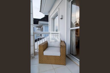 Casa de condomínio à venda com 280m², 4 quartos e 2 vagas Casa de condomínio à venda com 280m², 4 quartos e 2 vagasVaranda da suíte master