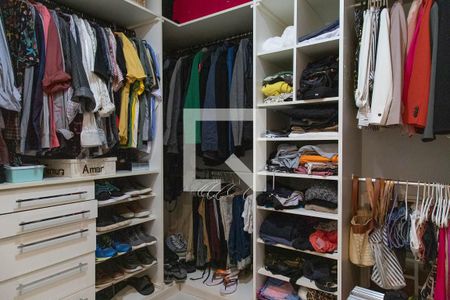 Casa de condomínio à venda com 280m², 4 quartos e 2 vagas Casa de condomínio à venda com 280m², 4 quartos e 2 vagasCloset da suíte master