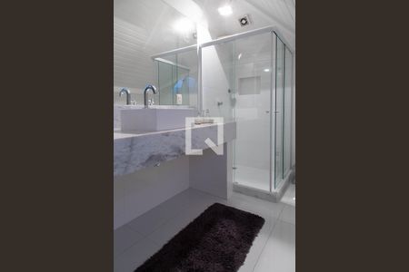 Casa de condomínio à venda com 280m², 4 quartos e 2 vagas Casa de condomínio à venda com 280m², 4 quartos e 2 vagasBanheiro da suíte 3