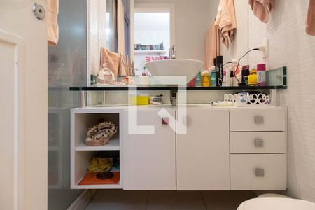 Casa de condomínio à venda com 280m², 4 quartos e 2 vagas Casa de condomínio à venda com 280m², 4 quartos e 2 vagasBanheiro da suíte 2