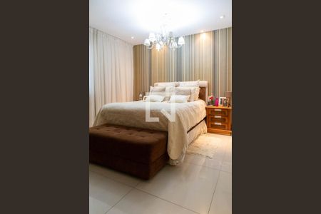 Casa de condomínio à venda com 280m², 4 quartos e 2 vagas Casa de condomínio à venda com 280m², 4 quartos e 2 vagasSuíte Master