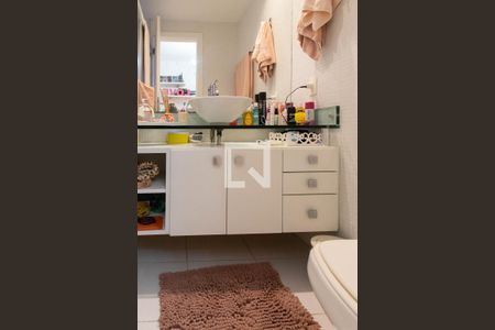 Casa de condomínio à venda com 280m², 4 quartos e 2 vagas Casa de condomínio à venda com 280m², 4 quartos e 2 vagasBanheiro da suíte 2