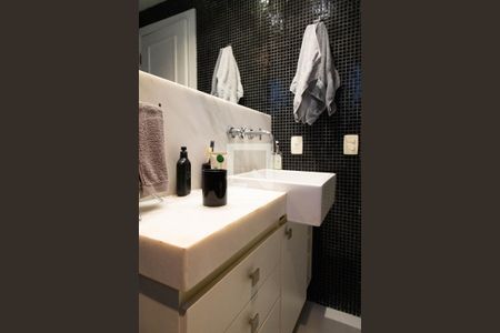 Casa de condomínio à venda com 280m², 4 quartos e 2 vagas Casa de condomínio à venda com 280m², 4 quartos e 2 vagasBanheiro da suíte 1