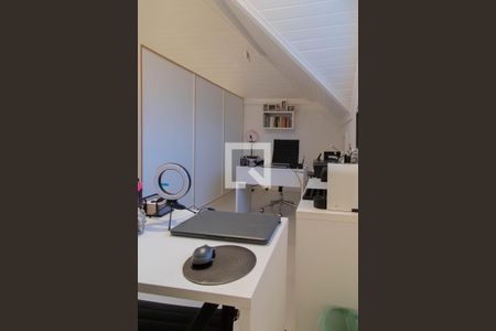 Casa de condomínio à venda com 280m², 4 quartos e 2 vagas Casa de condomínio à venda com 280m², 4 quartos e 2 vagasEscritório