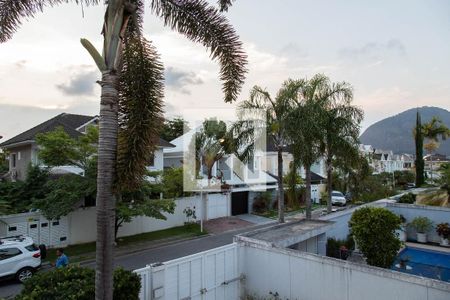 Casa de condomínio à venda com 280m², 4 quartos e 2 vagas Casa de condomínio à venda com 280m², 4 quartos e 2 vagasVaranda da suíte master