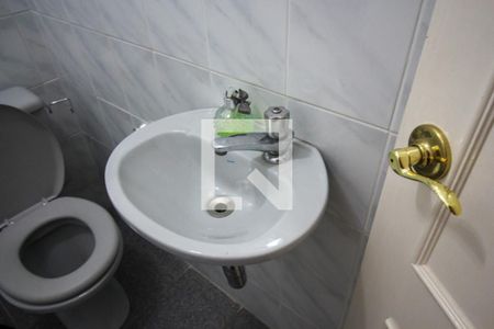 Casa de condomínio à venda com 232m², 4 quartos e 4 vagas Casa de condomínio à venda com 232m², 4 quartos e 4 vagasBanheiro