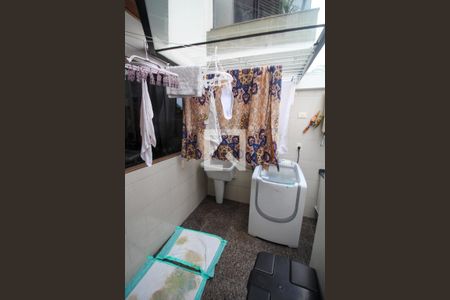 Casa de condomínio à venda com 232m², 4 quartos e 4 vagas Casa de condomínio à venda com 232m², 4 quartos e 4 vagasLavanderia